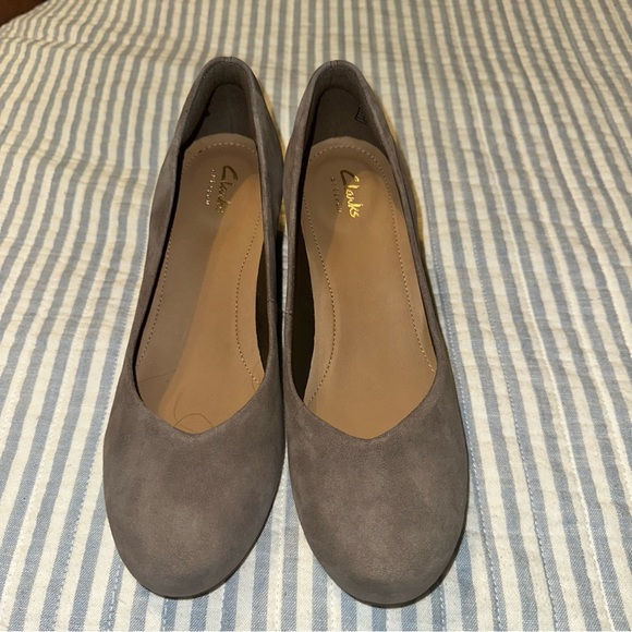 CLARKS Bassett Mine Leather Suede Slip On Wedge Pump Sz 9.5 Taupe - Picture 4 of 14